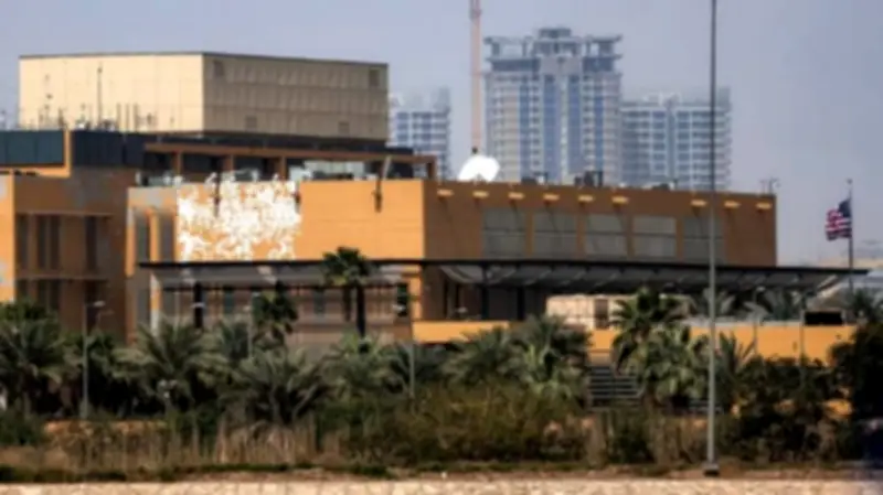 تصاعد التوتر في بغداد: هجمات تستهدف السفارة الأمريكية ومقرات كتائب حزب الله