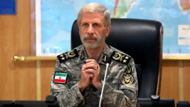 قائد الجيش الإيراني يحذر: الهجوم الأمريكي على الفرقاطة لن يمر دون رد