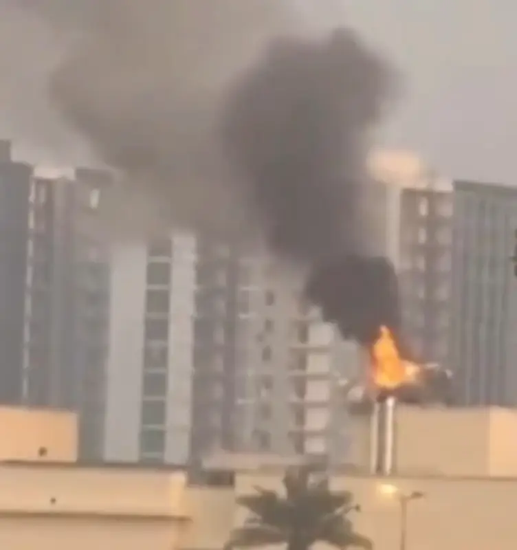 هجوم بطائرتين مسيّرتين يستهدف السفارة الأمريكية في بغداد وسط تصاعد الدخان