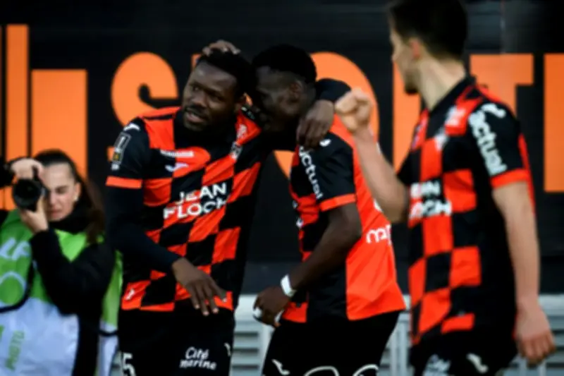 لنس يخسر أمام لوريان ويفرط في فرصة الصدارة في الدوري الفرنسي