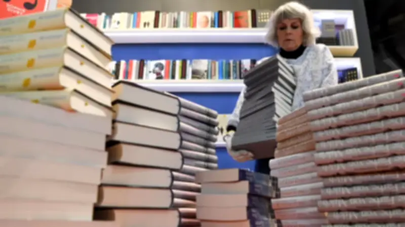 سطوع سريع وأدب زائل: إشكالية النجومية الوهمية في عصر الكتابة السهلة