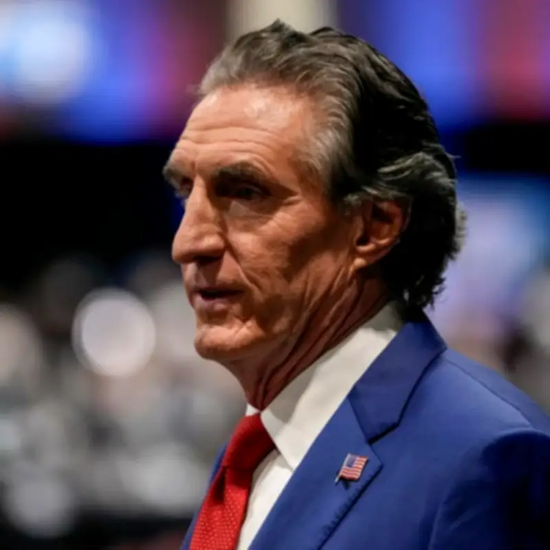 وزير الداخلية الأمريكي يكشف عن مناقشات لتدخل واشنطن في عقود النفط الآجلة لمواجهة ارتفاع الأسعار