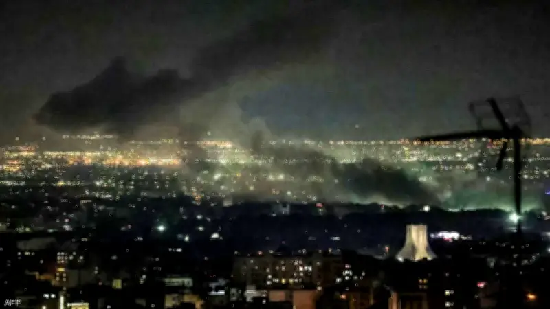 إسرائيل تشن موجة ضربات واسعة تستهدف البنية التحتية غرب إيران