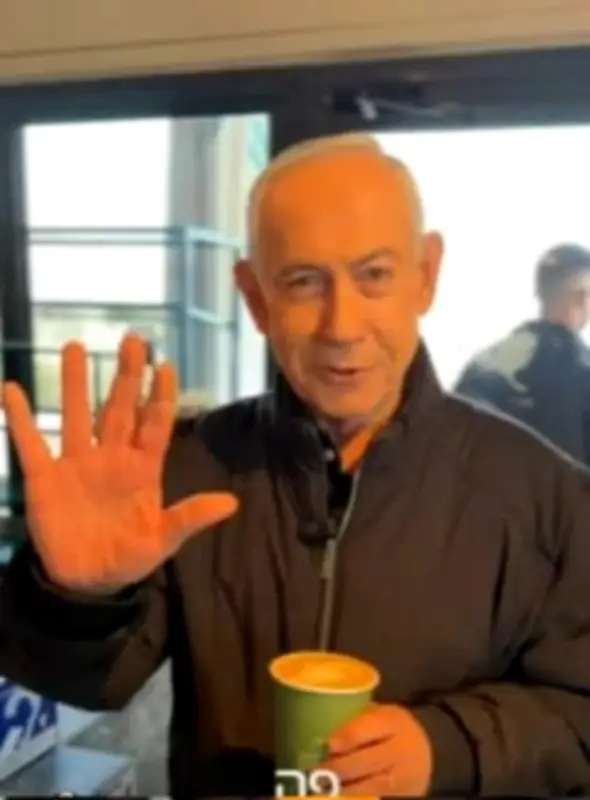 بفنجان قهوة وعدّ الأصابع.. نتنياهو يظهر في مقهى لتفنيد شائعات مقتله