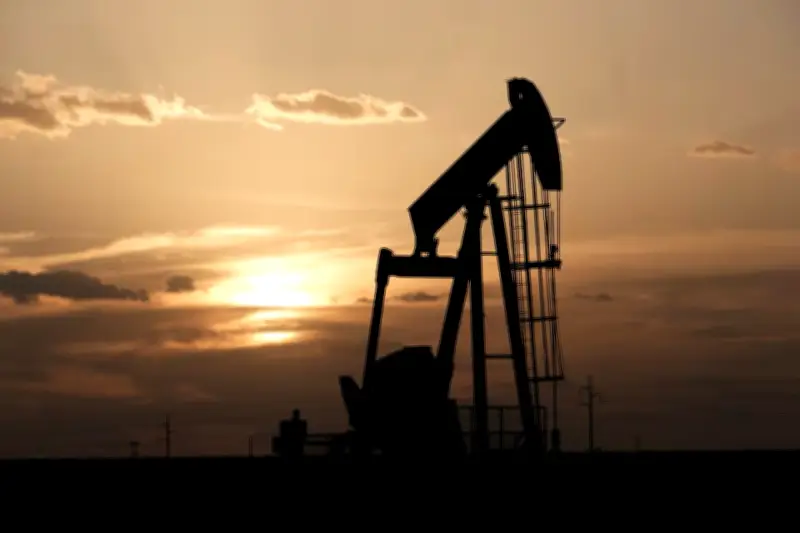 أسعار النفط تستمر في الصعود مع إغلاق مضيق هرمز وتعطل قياسي في الإمدادات العالمية