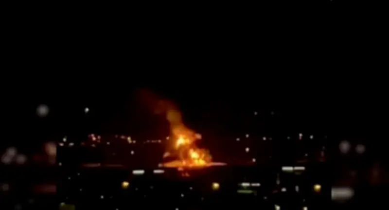 هجوم بطائرة مسيرة يوقف مطار دبي الدولي ويشعل حريقاً في خزان وقود