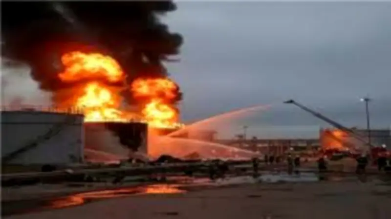 حريق في منطقة الفجيرة للصناعات البترولية عقب استهداف بطائرة مسيّرة