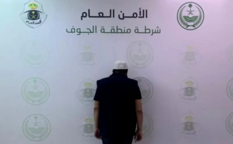 شرطة الجوف تضبط مخالفاً لنظام أمن الحدود يمارس التسلل بالقريات وتحيله للإجراءات النظامية