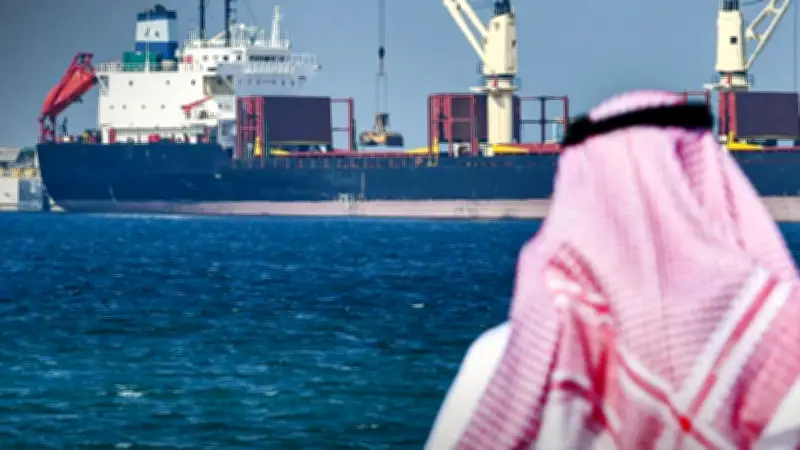 تضاعف نشاط تحميل النفط في ميناء ينبع السعودي تمهيداً للنقل البري إلى الخليج