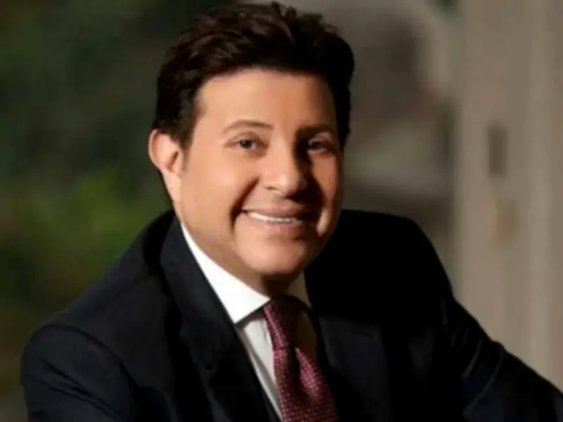 زوجة هاني شاكر تكشف الحقيقة: لا فقدان للوعي.. والفنان يتلقى علاجًا خارج مصر