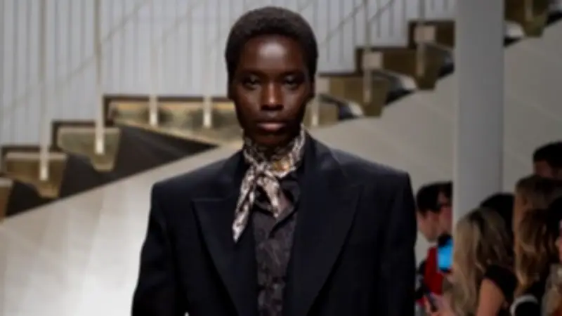 عودة البدلة الكلاسيكية: بيان قوة معاصر في خزانة المرأة العصرية