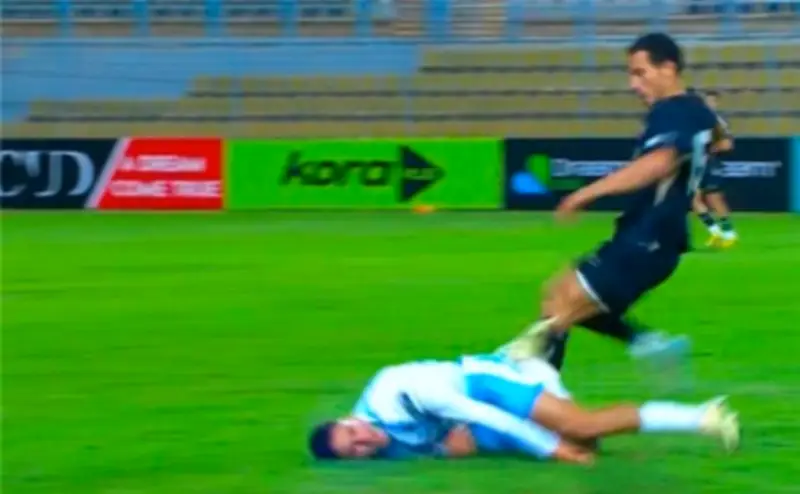 إصابة مروعة للاعب بيراميدز محمد حمدي في كأس مصر: ارتجاج المخ وبلع اللسان