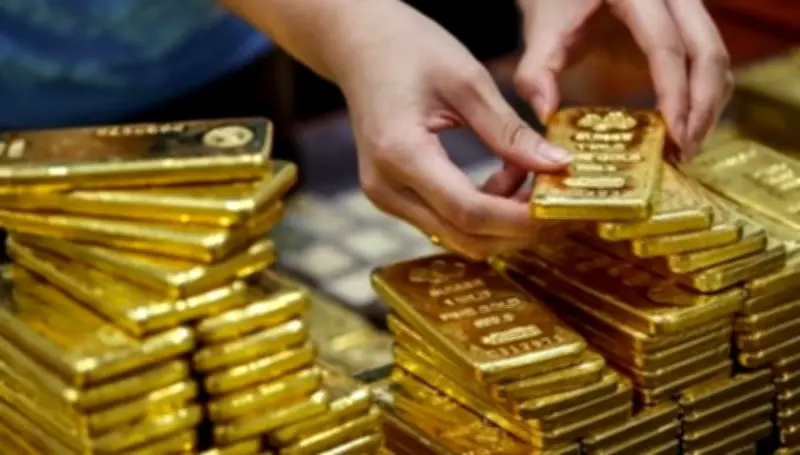 انخفاض طفيف في أسعار الذهب عالمياً مع تراجع الفضة والبلاتين في الأسواق الفورية