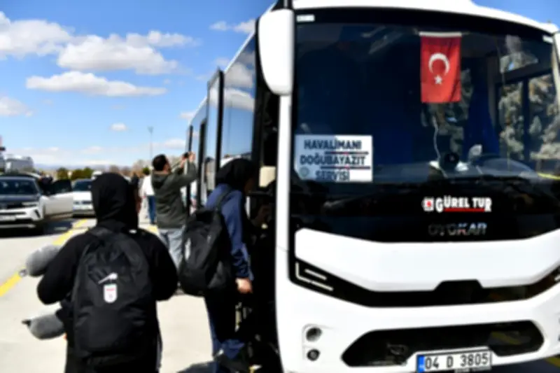 لاعبات إيرانيات يعودن من أستراليا بعد سحب طلبات لجوئهن وسط جدل سياسي