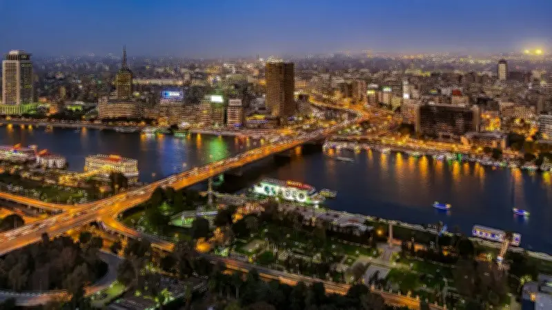 مصر تفرض إغلاقاً مبكراً للمحال التجارية في التاسعة مساءً لترشيد استهلاك الطاقة