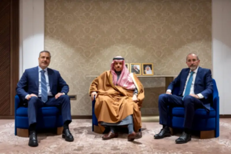 الأمير فيصل بن فرحان يلتقي وزيري خارجية الأردن وتركيا لتنسيق المواقف العربية والإسلامية