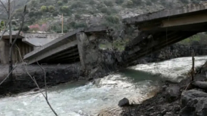 إسرائيل تدمر جسرين جديدين فوق الليطاني وتوجه رسالة للحكومة اللبنانية