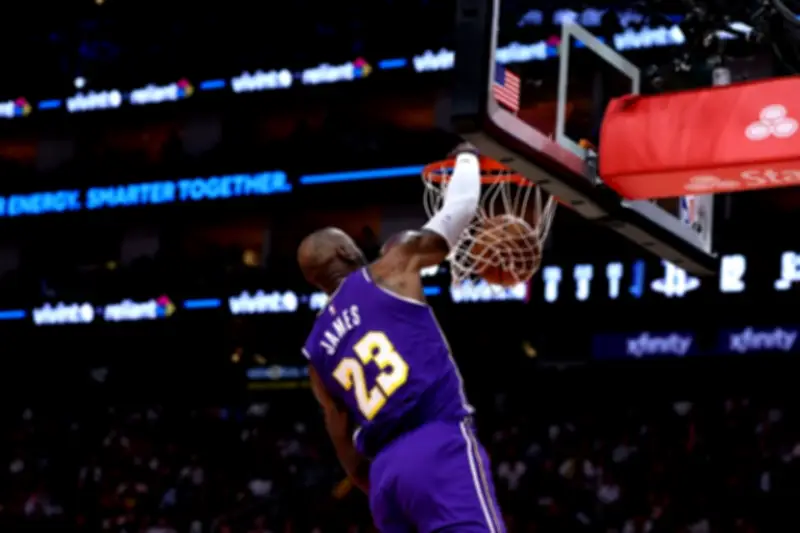 دونتشيتش وجيمس يقودان ليكرز للفوز السابع توالياً على روكتس في دوري أن بي أيه