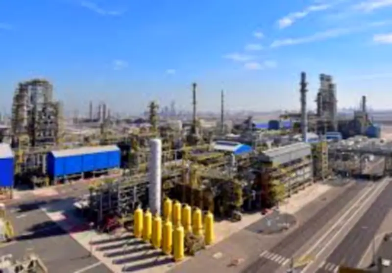 الكويت تخمد حريقاً في وحدتي تشغيل بمصفاتي ميناء الأحمدي وعبدالله