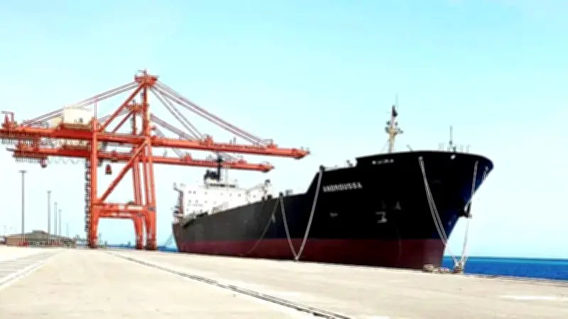 ميناء ينبع يواصل ضخ النفط بسلاسة رغم الأزمات الإقليمية.. وتوقعات بارتفاع الشحنات لمستويات قياسية