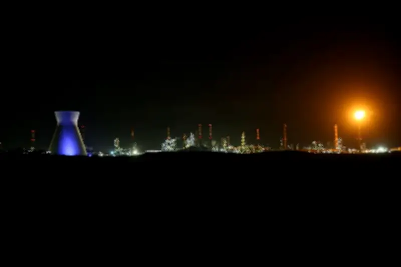 هجوم صاروخي إيراني يستهدف مصافي النفط في حيفا الإسرائيلية