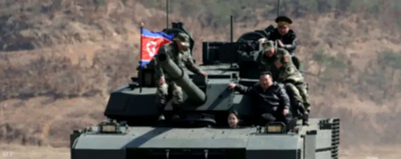 ابنة كيم جونغ أون تظهر علناً وهي تقود دبابة عسكرية بحضور والدها