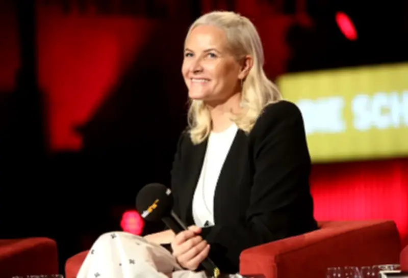 زوجة ولي عهد النرويج تبكي وتعتذر: إبستين خدعني وخيبت آمال الشعب