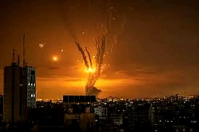 تصعيد عسكري: صافرات الإنذار تدوي في تل أبيب وحزب الله يشن هجمات صاروخية جديدة