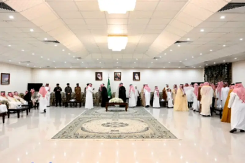 محافظ الجبيل يشارك الأهالي فرحة العيد ويطمئن على المرضى في مستشفى الجبيل العام