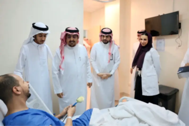 الرئيس التنفيذي لتجمّع المدينة الصحي يعايد المرضى بنقل تحيات القيادة في مستشفيات المنطقة