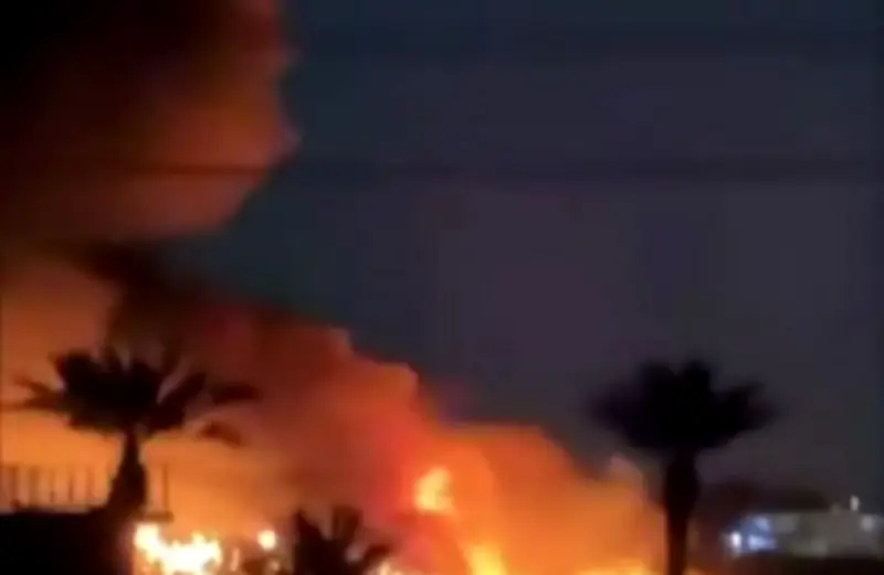 حريق ضخم يلتهم قاعدة فكتوريا الأمريكية في بغداد بعد هجوم بمسيرات انتحارية