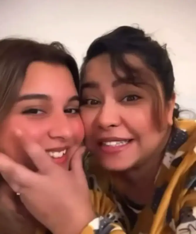 شيرين عبد الوهاب تعود للظهور بعد غياب عام وتؤكد تحسن حالتها الصحية برفقة ابنتها