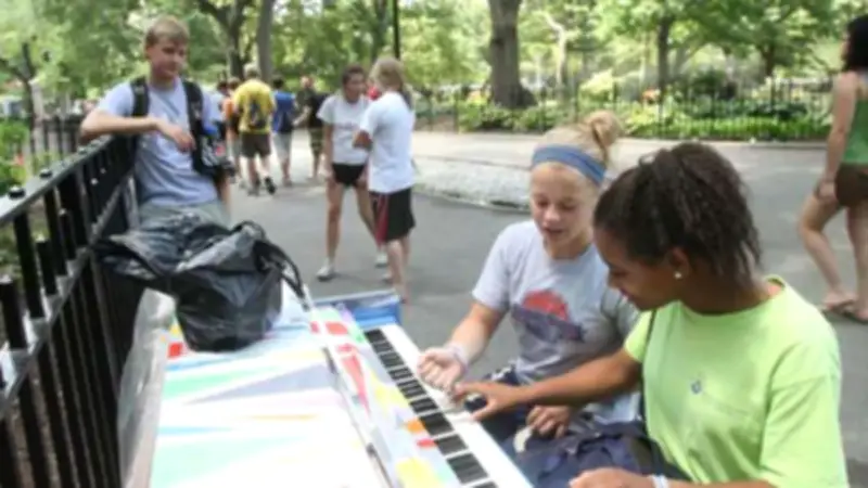 العزف الموسيقي يعزز قوة الدماغ حتى للمبتدئين والهواة