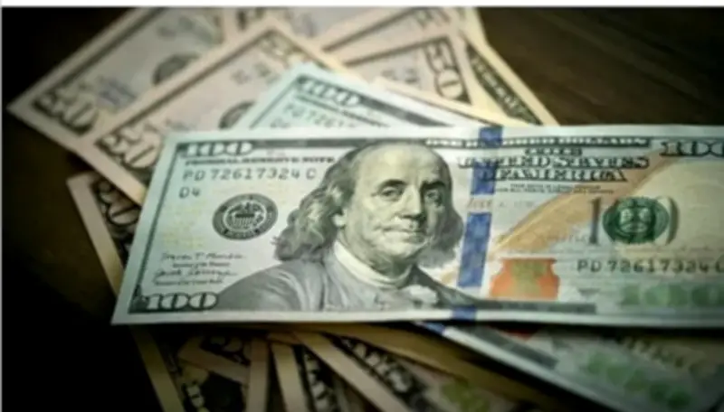 ارتفاع الدولار اليومي يتجه لخسائر أسبوعية مع تراجع توقعات خفض الفائدة الأمريكية