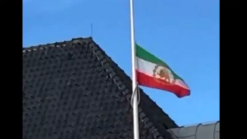 انشقاقات دبلوماسية إيرانية: علم المعارضة يرفرف في السفارات وطلبات لجوء في أوروبا