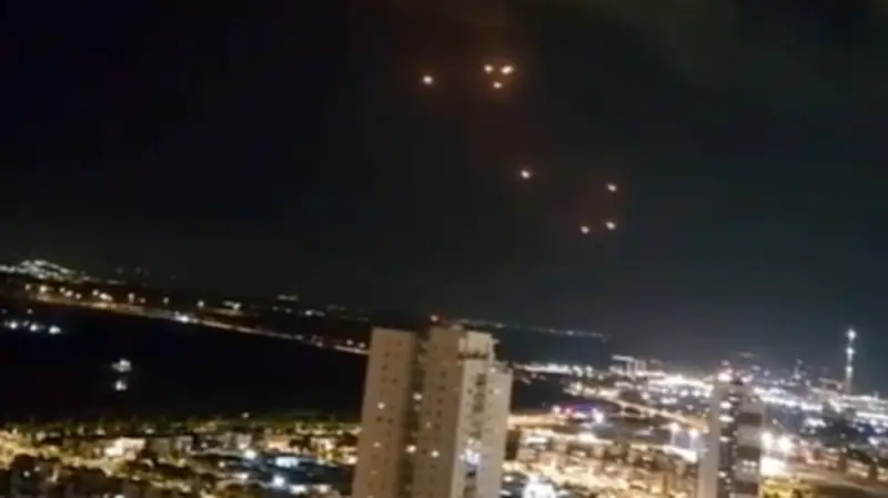 إيران ترد على ضربات إسرائيل بقصف ديمونا النووية وتعلن عن هجوم صاروخي مكثف