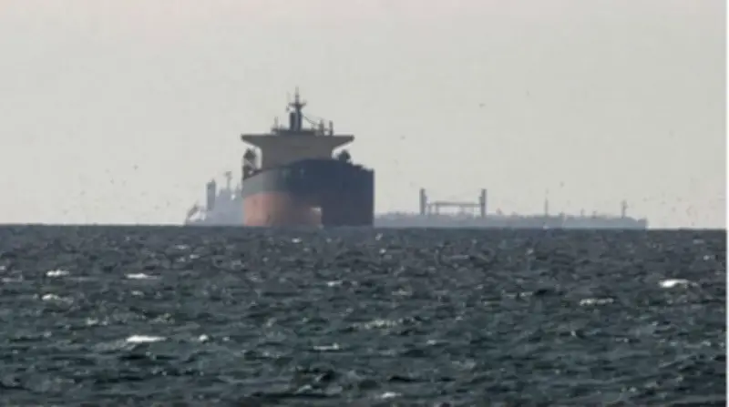 إيران تؤكد انفتاح مضيق هرمز مع استثناء سفن الأعداء وسط تهديدات أمريكية عسكرية