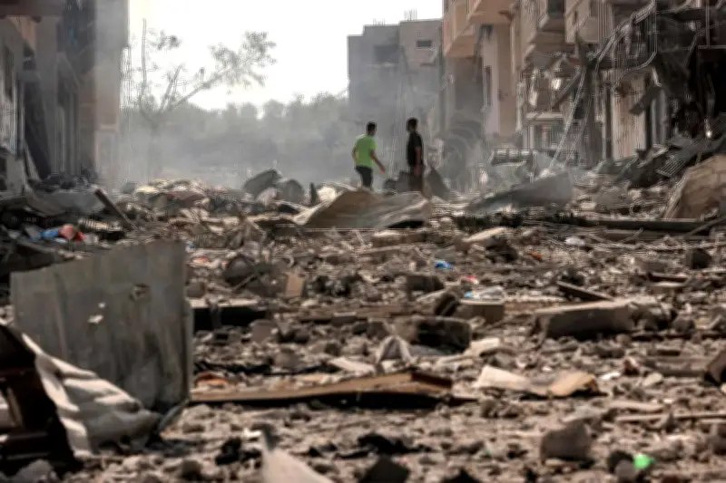 قصف إسرائيلي يستهدف مركبة في مخيم النصيرات بغزة ويوقع شهداء وجرحى