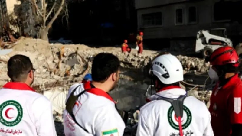 انفجارات وصواريخ تهز مدناً إيرانية وإسرائيل تعلن ضربات واسعة على طهران