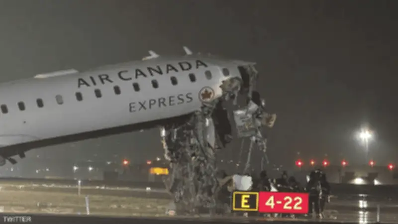 تصادم طائرة إير كندا بمركبة إطفاء في مطار لاغوارديا يؤدي إلى وفاة الطيار ومساعده