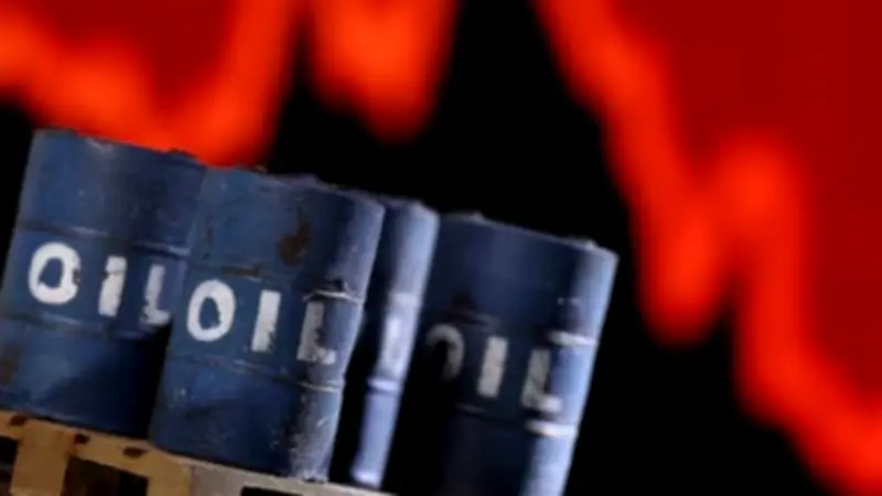 أسواق النفط تتنفس الصعداء: هبوط تاريخي للأسعار بعد قرار ترامب بتأجيل الضربات على إيران