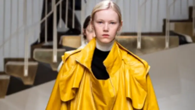 البونشو يعود إلى منصات العرض كبديل عصري أنيق للمعاطف الكلاسيكية