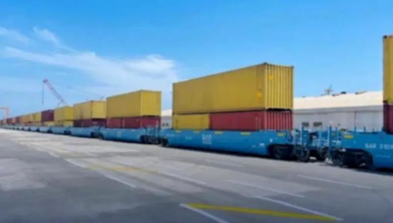 هيئة النقل تمنح ترخيصاً لتوسيع تشغيل قطارات الحاويات لربط الموانئ بمحطات الشحن في المملكة