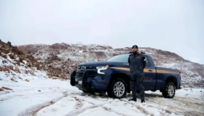 القوات الخاصة للأمن والحماية تعزز انتشارها في تبوك مع تساقط الثلوج على جبل اللوز