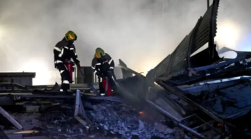 الدفاع المدني البحريني يسيطر على حريق نجم عن العدوان الإيراني في منشأة شركة