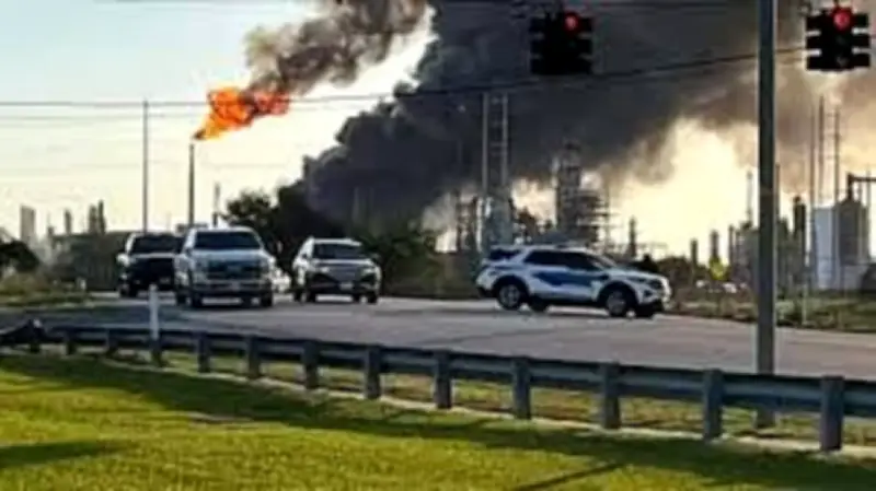 انفجار هائل يهز مصفاة نفط في تكساس ويؤدي إلى إصدار أوامر البقاء في المنازل