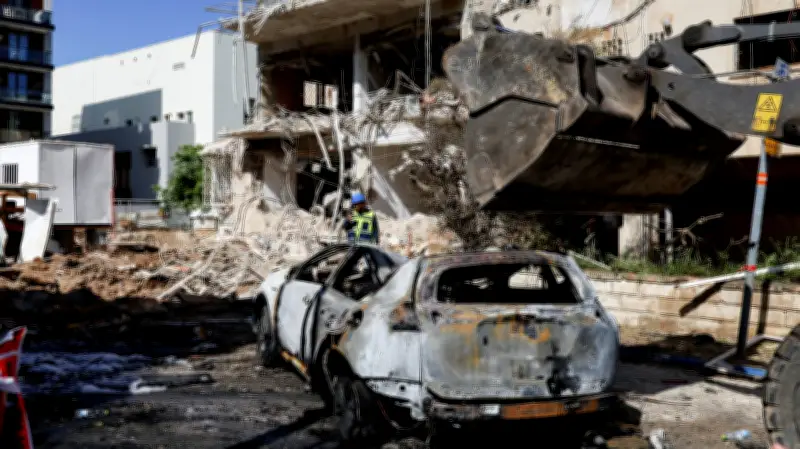 صواريخ متشظية تشعل تل أبيب وتوقع جرحى بينما ترامب يرى بارقة أمل في مفاوضات إيران