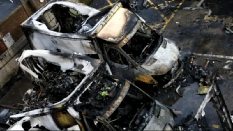 الشرطة البريطانية تحقق في صلة محتملة لإيران بهجوم إحراق سيارات إسعاف تابعة لجمعية يهودية