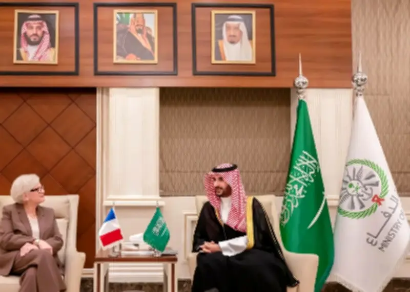 وزير الدفاع السعودي يلتقي نظيرته الفرنسية في الرياض لتعزيز التعاون العسكري واستعراض الأوضاع الإقليمية