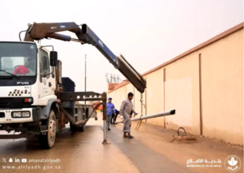 بلدية الأفلاج تطلق حملة ميدانية شاملة لمعالجة آثار الحالة الجوية وضمان سلامة الطرق